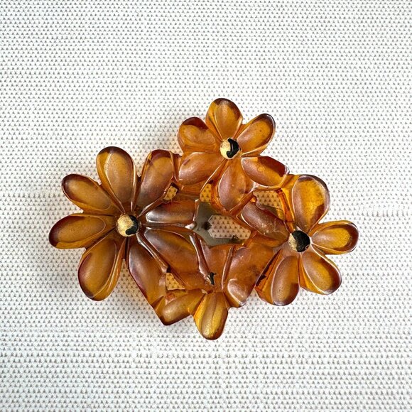 1930s Apple-Juice Bakelite Daisy Dress Clip - Picture 5 of 5